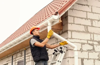 Pose et remplacement de gouttières à Huisserie